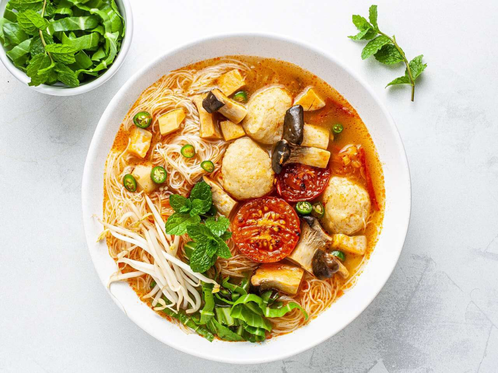 hoàn thành món bún riêu cua chay