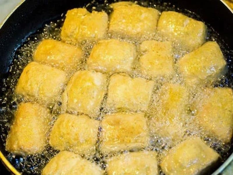 Chiên đậu phụ cho vàng đều các mặt