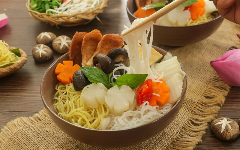 trình bày và thưởng thức món hủ tiếu chay