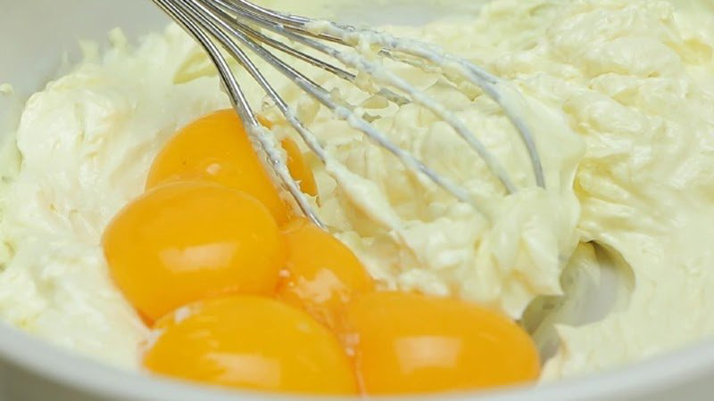 Làm sốt bơ trứng cho bánh bông lan trứng muối