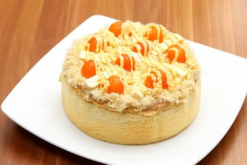 phủ phần sốt lên mặt bánh bông lan trứng muối