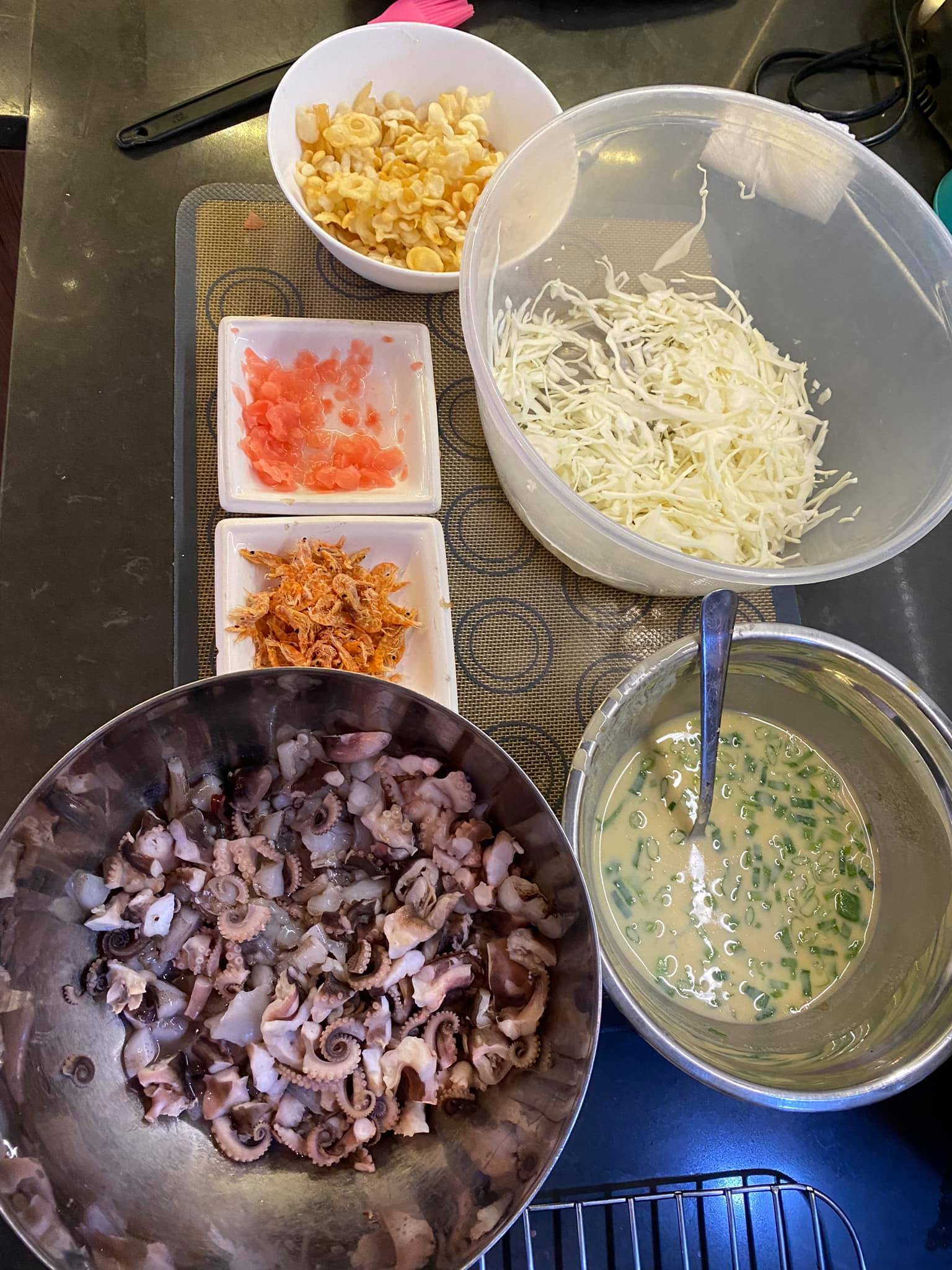 Làm nhân bánh (có thể thay thế bạch tuộc bằng tôm hoặc râu mực)
