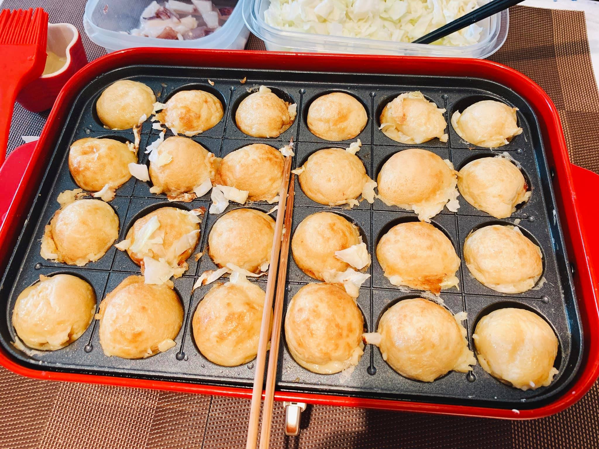 Dùng hai que tre lật bánh để chín đều không bị cháy.