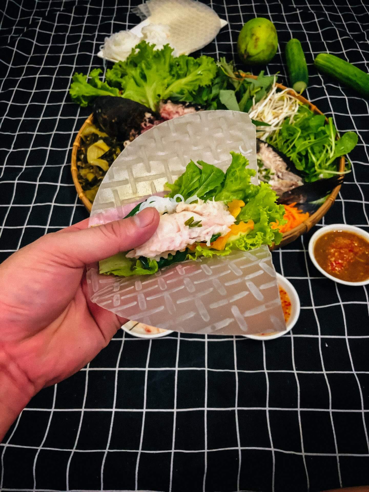 Kẹp bánh tráng với bún, thịt cá, ăn kèm rau rừng