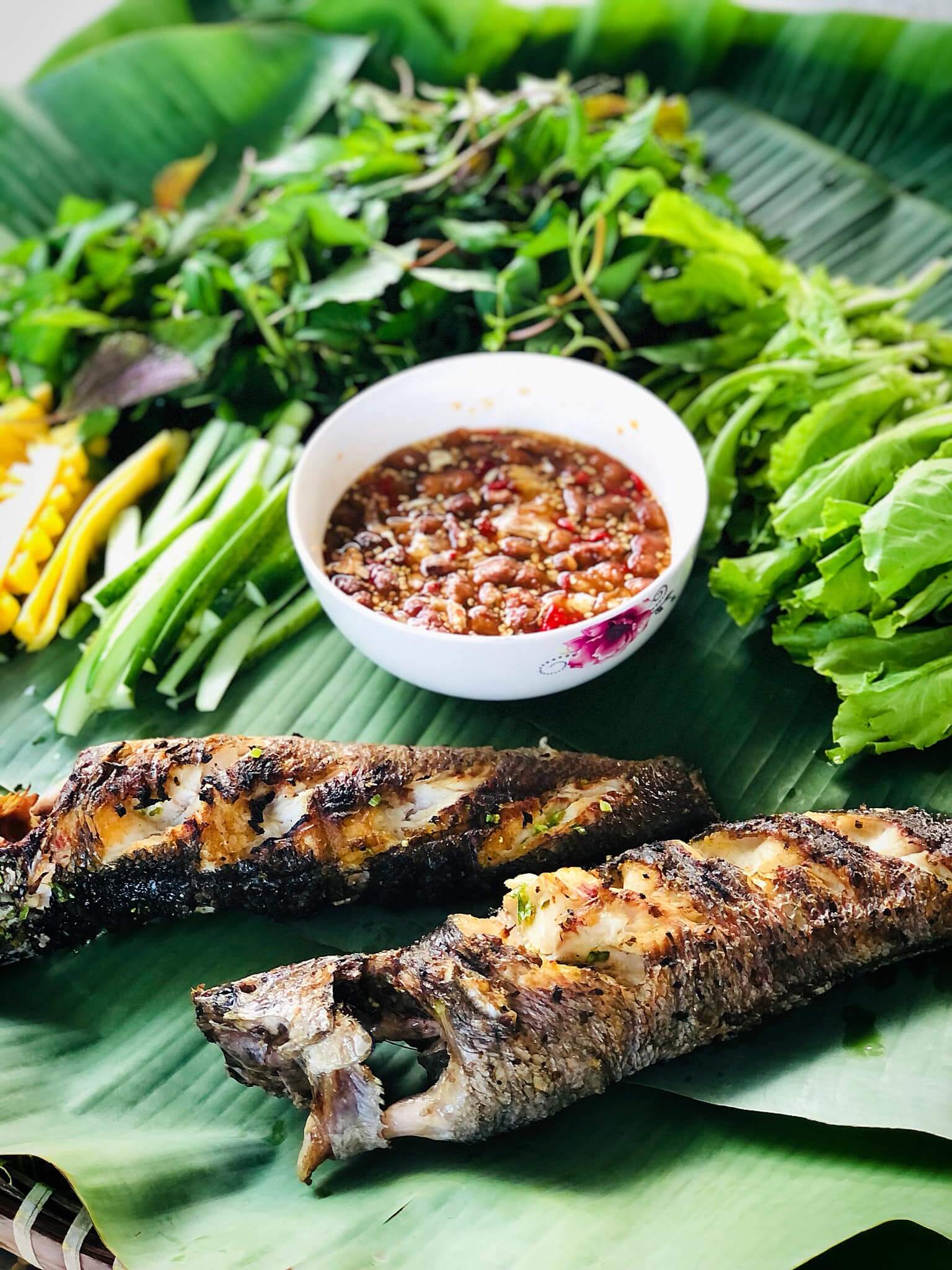 Cá lóc nướng trui ăn kèm với nước mắm me ngon tuyệt đỉnh