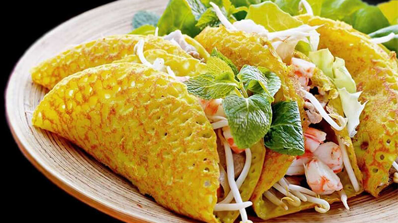 Bánh xèo truyền thống với nhân tôm và thịt
