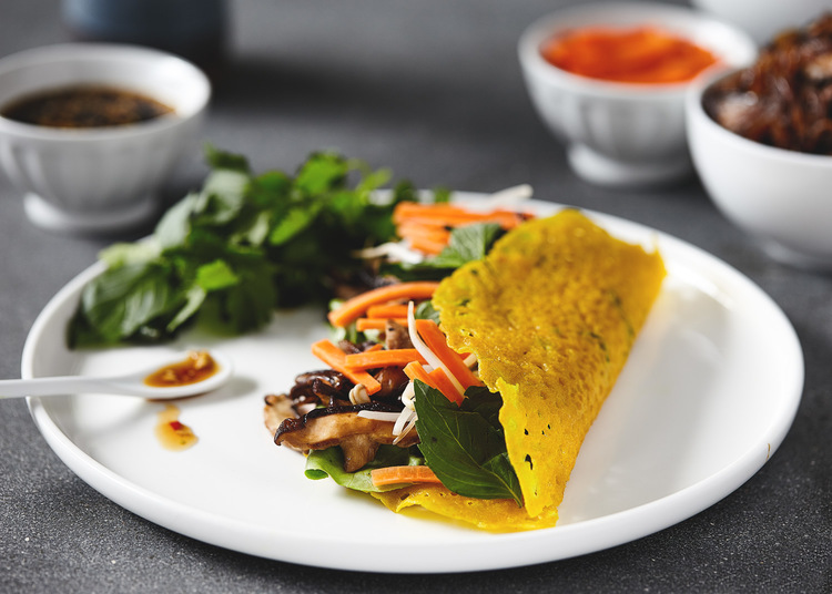 Bánh xèo chay với nhân nấm