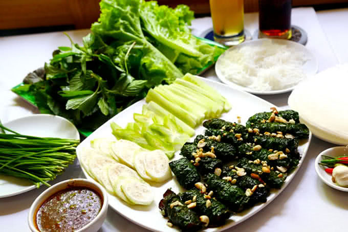 trình bày và cùng thưởng thức món bò cuốn lá lốt nướng
