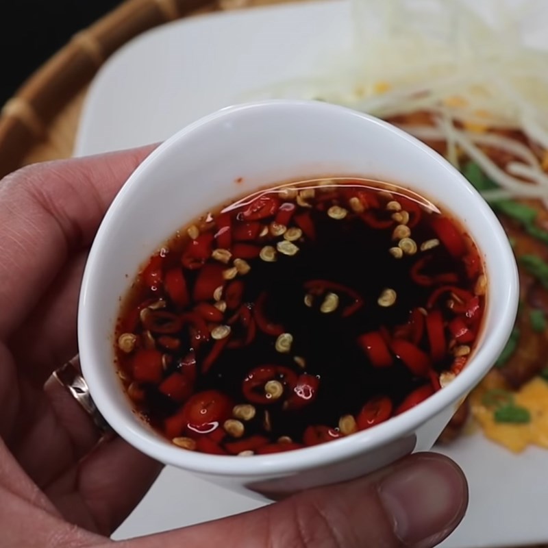 Pha nước chấm là phần rất quan trọng để làm nên thành công của món bột chiên này