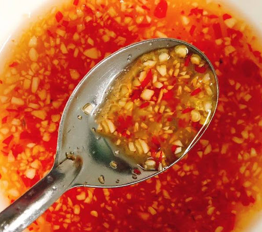 Pha nước chấm ăn kèm với cơm gà xối mỡ