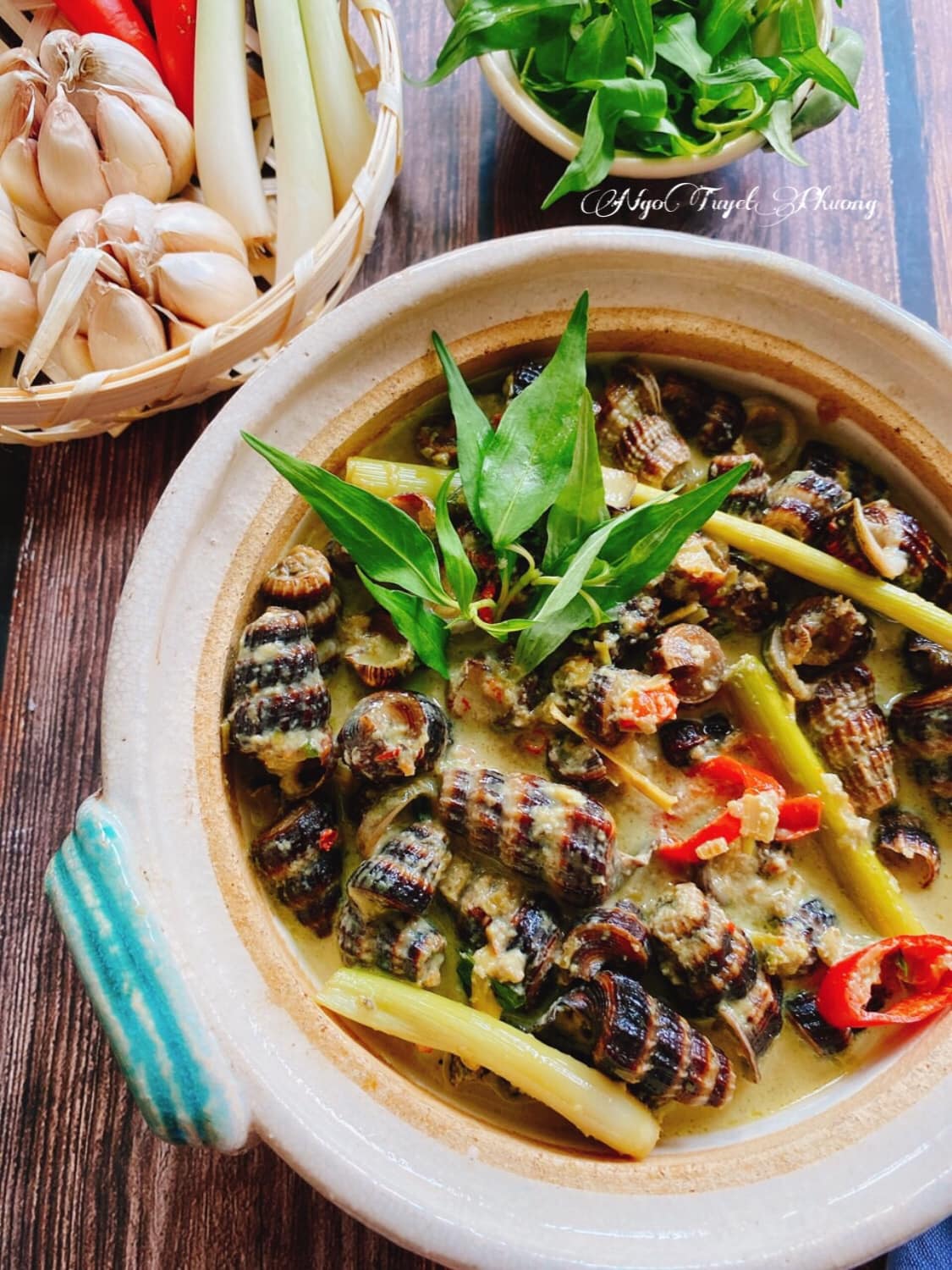 Trình bày và thưởng thức món ốc len xào dừa béo ngậy, thơm ngon