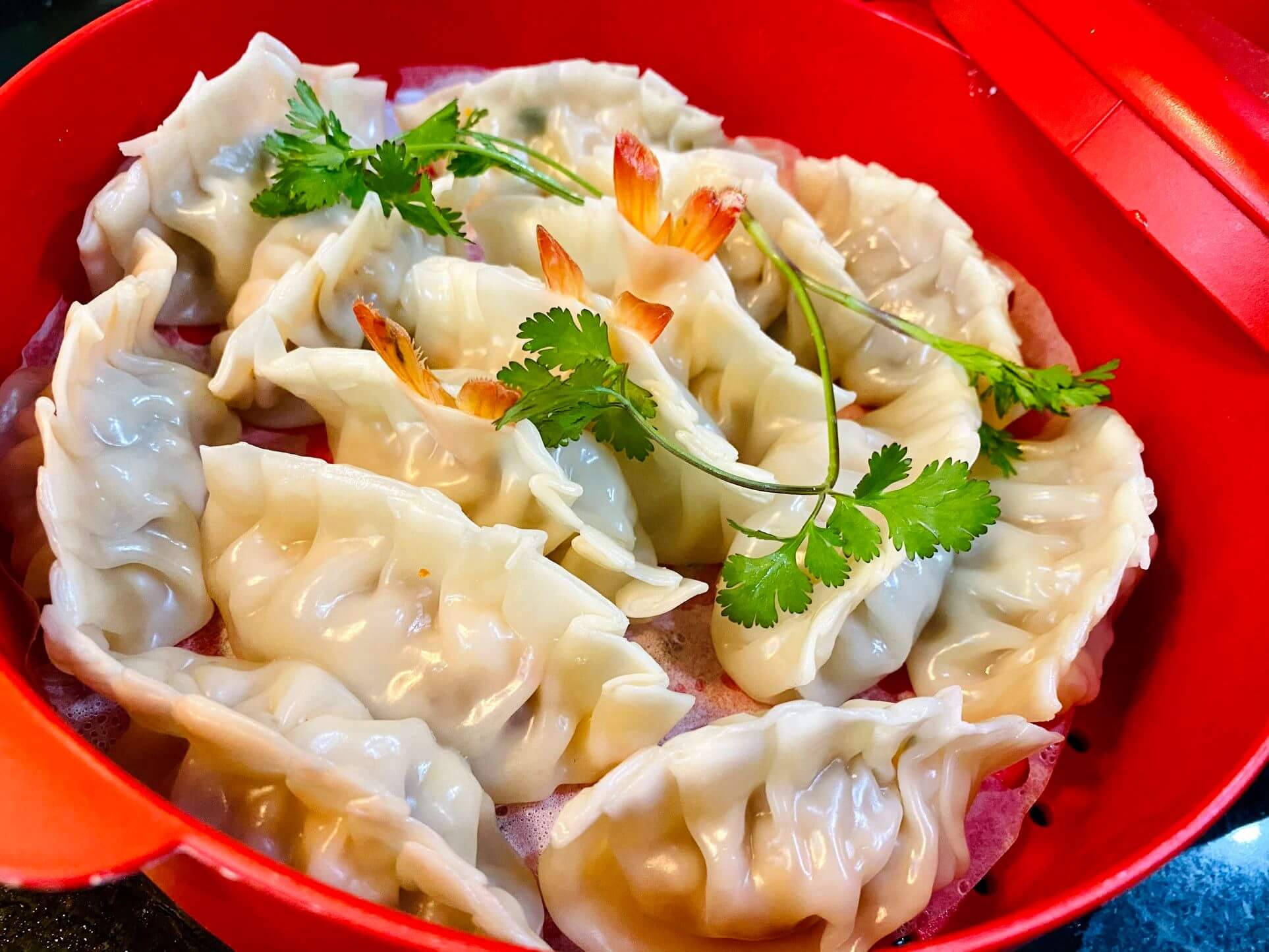 Há cảo ăn kèm với nước tương hoặc tương ớt đều ngon