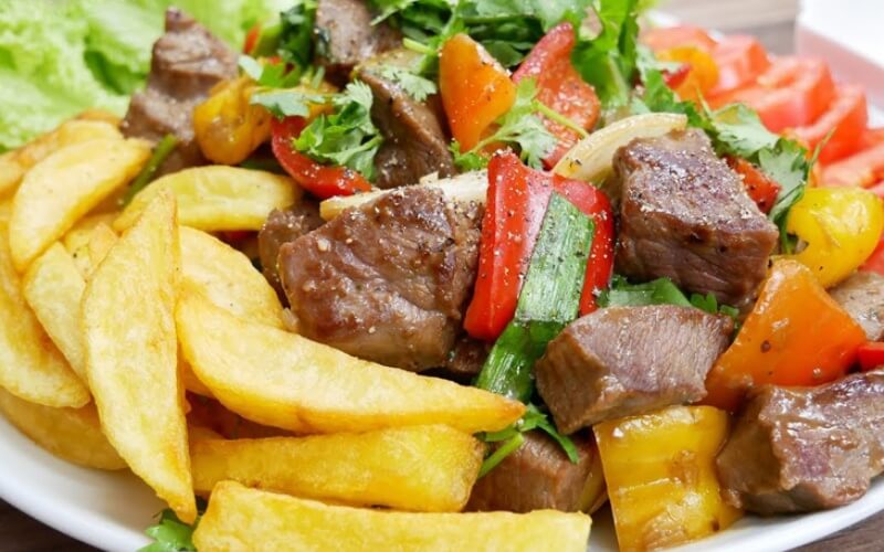 Gầu bò xào lẫn rau củ, hành tây, ớt