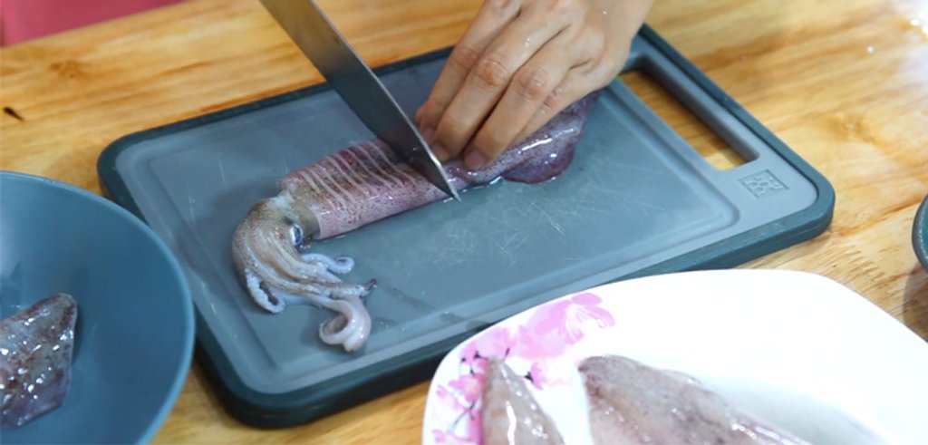 Mực hấp lá ổi